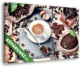 Kóstoljon forró fekete kávét a pörkölt kávébabban - vászonkép 3D látványterv