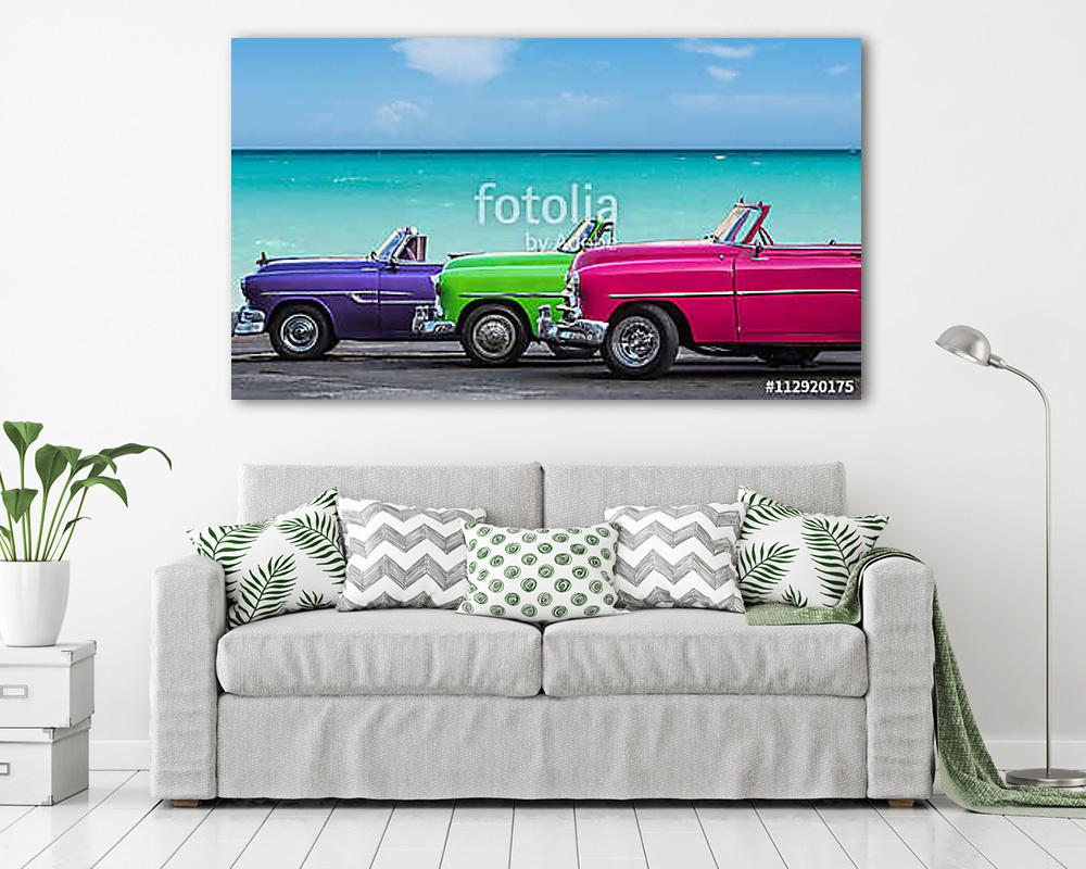 Három klasszikus amerikai kocsi a kubai Havannai tengerparton - vászonkép, falikép vásárlás Három klasszikus amerikai kocsi a kubai Havannai tengerparton (poszter) - vászonkép, falikép otthonra és irodába
