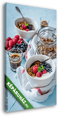 Görög joghurt reggeli műzlivel áfonyával  és erdei gyümölcsökkel - vászonkép 3D látványterv Görög joghurt reggeli műzlivel áfonyával  és erdei gyümölcsökkel - vászonkép 3D látványterv