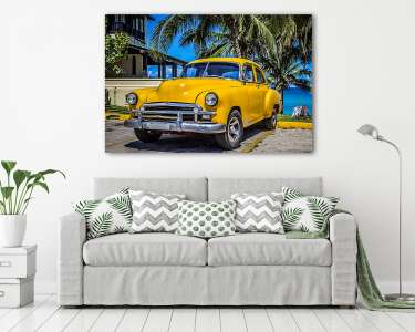 HDR - sárga amerikai vintage autó parkolt pálmafák a tengerparto (vászonkép) - vászonkép, falikép otthonra és irodába