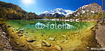 Türkizkincs. Gyönyörű hegyi tó kristálytiszta w vászonkép, poszter vagy falikép