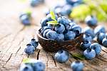 Juicy and fresh blueberries, zöld levelekkel, fából készült tálb vászonkép, poszter vagy falikép