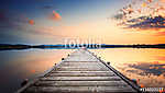Pólusok a perspektívában a tóban, a naplementében tökéletes nyug vászonkép, poszter vagy falikép