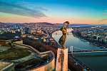 Budapest, Magyarország - A szabadságszobor aerial skyline nézete vászonkép, poszter vagy falikép