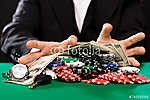 pókerjátékos zsetonnal és pénzzel a kaszinóasztalnál vászonkép, poszter vagy falikép