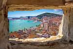 Split öböl látképe - egy kőablakon keresztül vászonkép, poszter vagy falikép