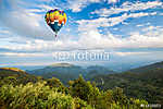 Hőlégballonos utazás hegyek-völgyek felett vászonkép, poszter vagy falikép