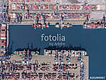 Kereskedelmi kikötő konténerhajókkal (légifotó) vászonkép, poszter vagy falikép
