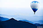 Hőlégballon a hegy fölött vászonkép, poszter vagy falikép