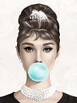 Audrey Hepburn kék rágógumit fúj, színes (3:4 arány) vászonkép, poszter vagy falikép