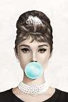 Audrey Hepburn kék rágógumit fúj, színes (2:3 arány) vászonkép, poszter vagy falikép
