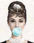 Audrey Hepburn kék rágógumit fúj, színes (4:5 arány) vászonkép, poszter vagy falikép
