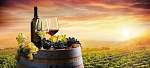 Bottle And WineLombok a hordón a szőlőben a naplementében vászonkép, poszter vagy falikép
