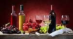 Piros, rozé és fehérbor, szőlőfürtökkel vászonkép, poszter vagy falikép