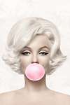 Marilyn Monroe rózsaszín rágógumit fúj, színes (2:3 arány) vászonkép, poszter vagy falikép