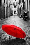 Piros esernyő macskaköves utcán vászonkép, poszter vagy falikép