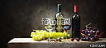 Piros és fehér bor szőlőfürtökkel vászonkép, poszter vagy falikép