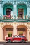 Klasszikus vintage autó és gyarmati koloniális épületek a régi H vászonkép, poszter vagy falikép