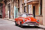 Vintage klasszikus amerikai autó egy utcán Old Havannában, Kubáb vászonkép, poszter vagy falikép
