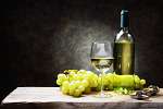 Fehér bor szőlőfürtökkel vászonkép, poszter vagy falikép