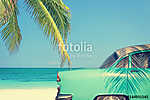 Klasszikus autó egy trópusi tengerparton, pálmafával, szüretelés vászonkép, poszter vagy falikép