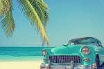 Klasszikus autó egy trópusi tengerparton pálmafával, szüreteléss vászonkép, poszter vagy falikép