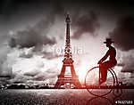 Ember a retro kerékpár mellett Effel Tower, Párizs, Franciaorszá vászonkép, poszter vagy falikép