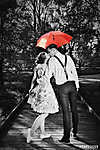 Fiatal romantikus pár esőben vászonkép, poszter vagy falikép