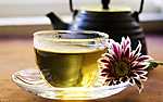 Egon Schiele: Egy csésze tea, virággal és teáskannával (id: 594) bögre