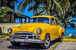 HDR - sárga amerikai vintage autó parkolt pálmafák a tengerparto vászonkép, poszter vagy falikép