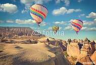 Hőlégballook a sivatagos sziklás táj felett vászonkép, poszter vagy falikép