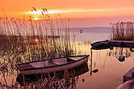 Csónak a nádasban a Balatonon, naplementében vászonkép, poszter vagy falikép
