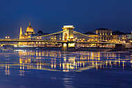Széchenyi lánchíd tükröződik a kék Duna-vizekben, Pa vászonkép, poszter vagy falikép