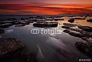 Sziklás strand hosszú expozíciós tengeri tájkép napnyugta után vászonkép, poszter vagy falikép