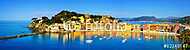 Sestri Levante, csendes öböl tenger és strand panoráma. Liguria, vászonkép, poszter vagy falikép