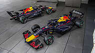 Redbull RB21 (2025) forma1 autók a garázsban vászonkép, poszter vagy falikép