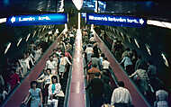 A Nyugati pályaudvar metróállomás mozgólépcsői (1984) vászonkép, poszter vagy falikép