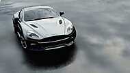 Aston Martin sportkocsi egy esős napon vászonkép, poszter vagy falikép