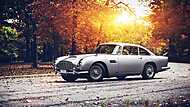 Aston Martin DB5 az őszi erdőben 2. vászonkép, poszter vagy falikép