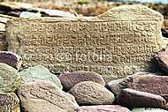 Mani fal és kövek buddhista szimbólumokkal vászonkép, poszter vagy falikép