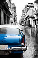 Kék autó Havanna utcáin vászonkép, poszter vagy falikép
