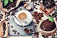 Kóstoljon forró fekete kávét a pörkölt kávébabban vászonkép, poszter vagy falikép