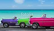 Három klasszikus amerikai kocsi a kubai Havannai tengerparton vászonkép, poszter vagy falikép