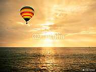 Aranyhíd és egy hőlégballon a tenger felett vászonkép, poszter vagy falikép