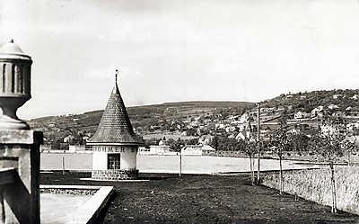 Balatonalmádi kikötő. Háttérben a Szent Imre-templom (1930) (bögre) - vászonkép, falikép otthonra és irodába