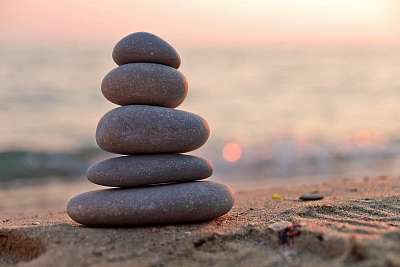 Stacked stones on the beach at sunset (bögre) - vászonkép, falikép otthonra és irodába