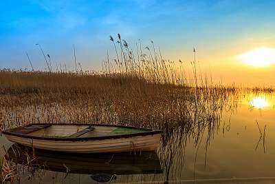 Csónakkal a Balaton partján (keretezett kép) - vászonkép, falikép otthonra és irodába