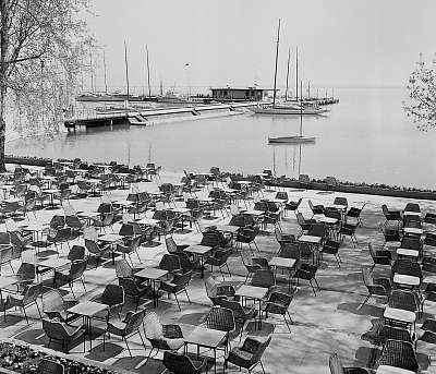 Balatonfüred, Vitorlás étterem terasza (1969) (keretezett kép) - vászonkép, falikép otthonra és irodába