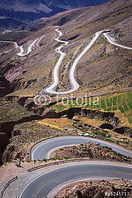 Út a Purmamarca színes hegyén, Jujuy Argentínában (fotótapéta) - vászonkép, falikép otthonra és irodába