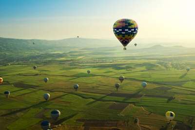 Cappadocia, Hőlégballonok a zöld mező felett (bögre) - vászonkép, falikép otthonra és irodába